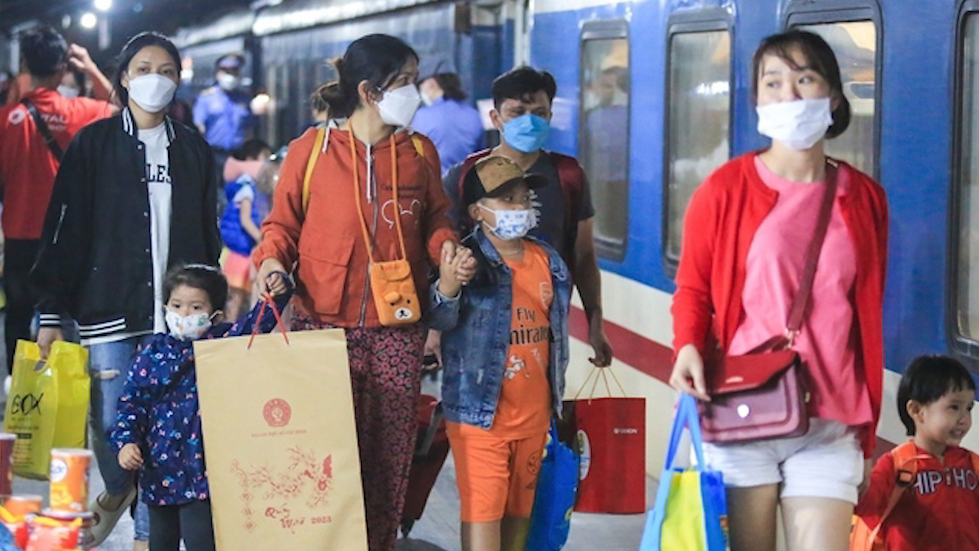 Hà Nội sẽ hỗ trợ vé tàu xe cho 5.000 công nhân về quê đón Tết