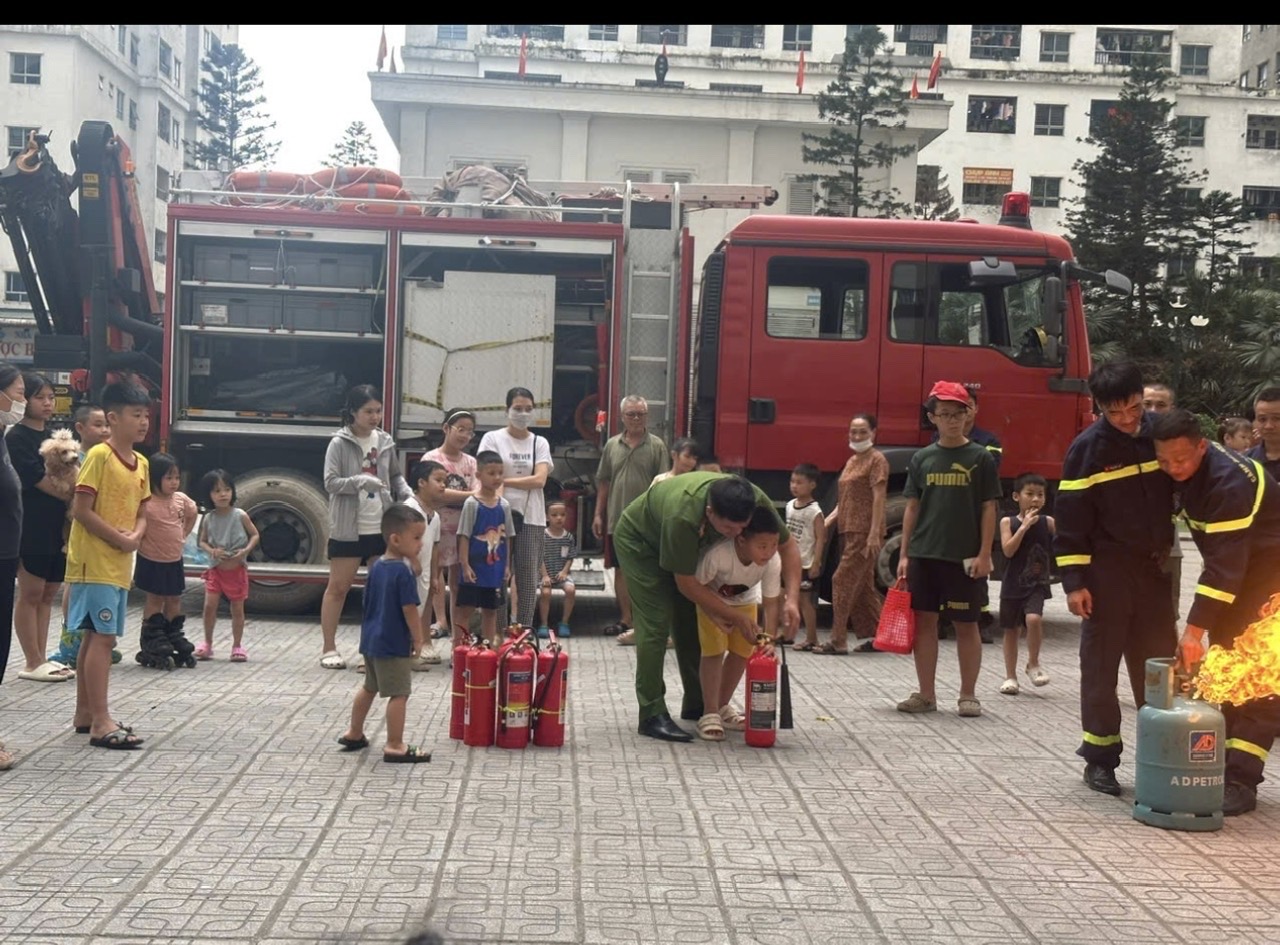 Cảnh sát PCCC và CNCH hướng dẫn kỹ năng chữa cháy cho các em nhỏ tại khu đô thị Linh Đàm