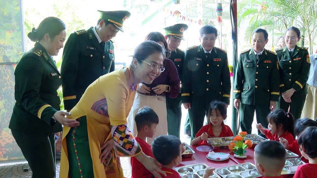 Phụ nữ Bộ đội Biên phòng Nghệ An tổ chức “Bữa cơm cho em” nơi biên giới