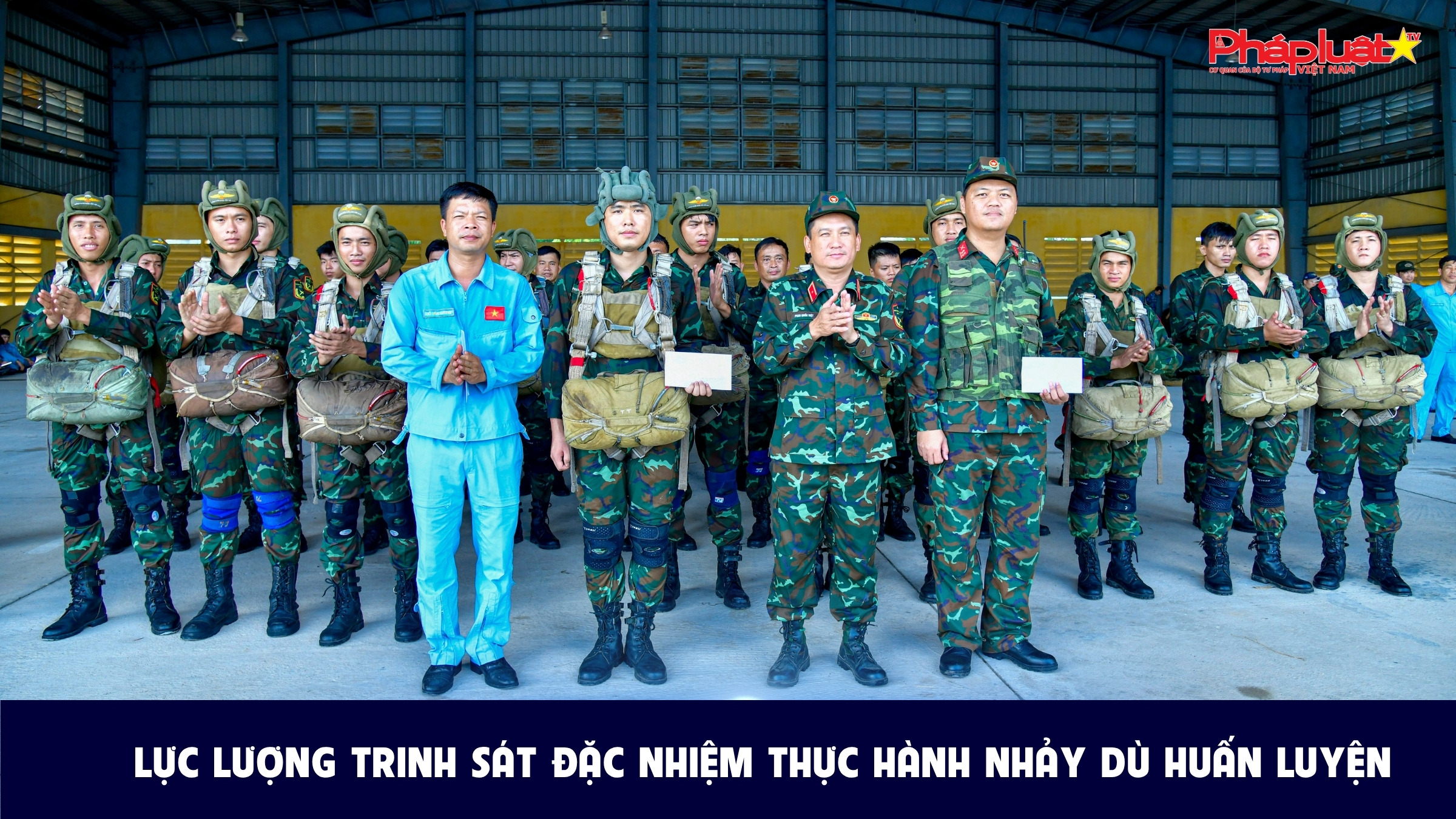 Lực lượng trinh sát đặc nhiệm thực hành nhảy dù huấn luyện
