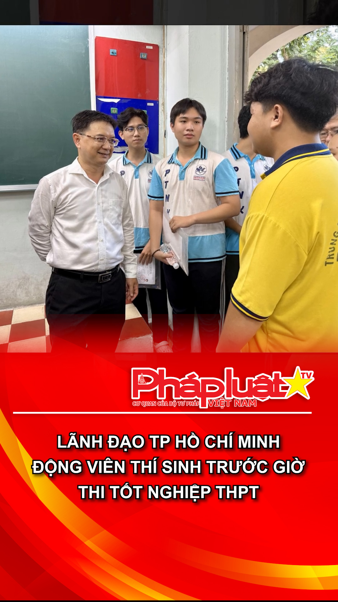 Lãnh đạo TP Hồ Chí Minh động viên thí sinh trước giờ thi tốt nghiệp THPT.