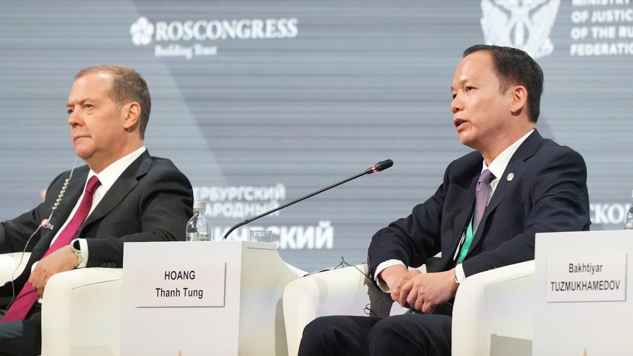 Bộ trưởng Tư pháp Hoàng Thanh Tùng phát biểu tham luận tại Diễn đàn pháp lý quốc tế Saint Petersburg lần thứ XIV