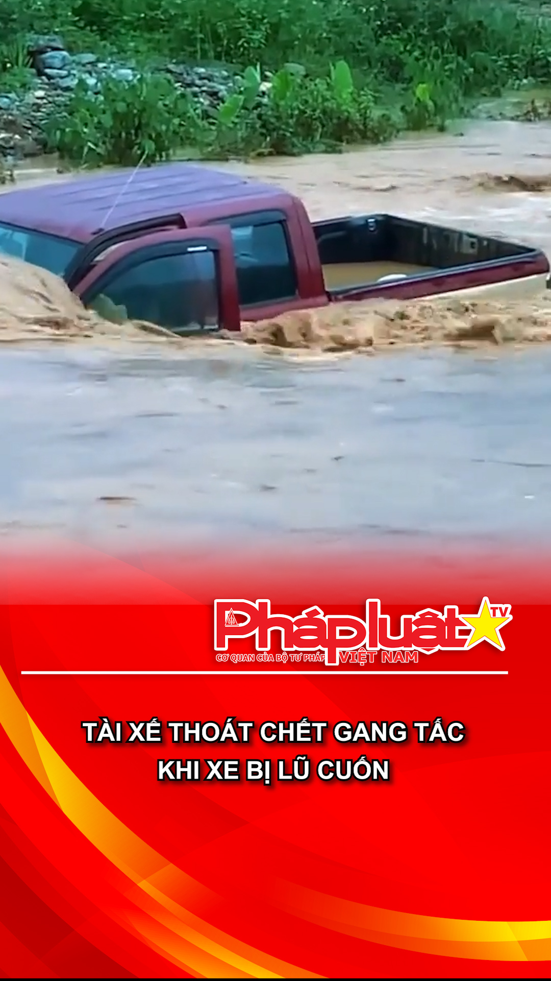 Tài xế thoát chết gang tấc khi xe bị lũ cuốn.
