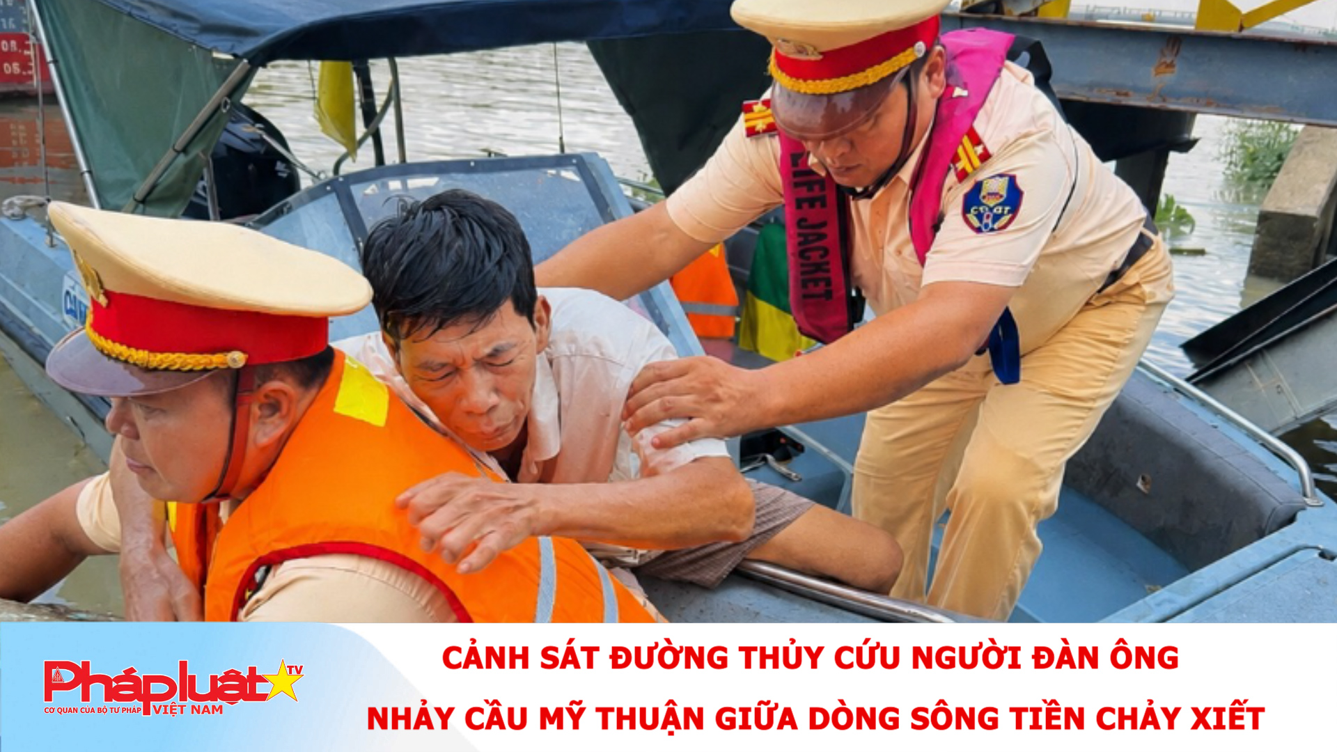Cảnh sát đường thủy cứu người đàn ông nhảy cầu Mỹ Thuận giữa dòng sông Tiền chảy xiết.

