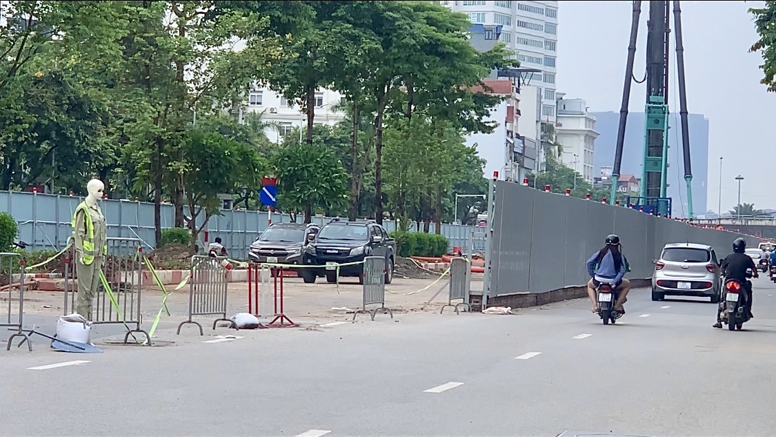 Rào chắn gần 500m đường Văn Cao phục vụ thi công ga S1 tuyến metro số 5