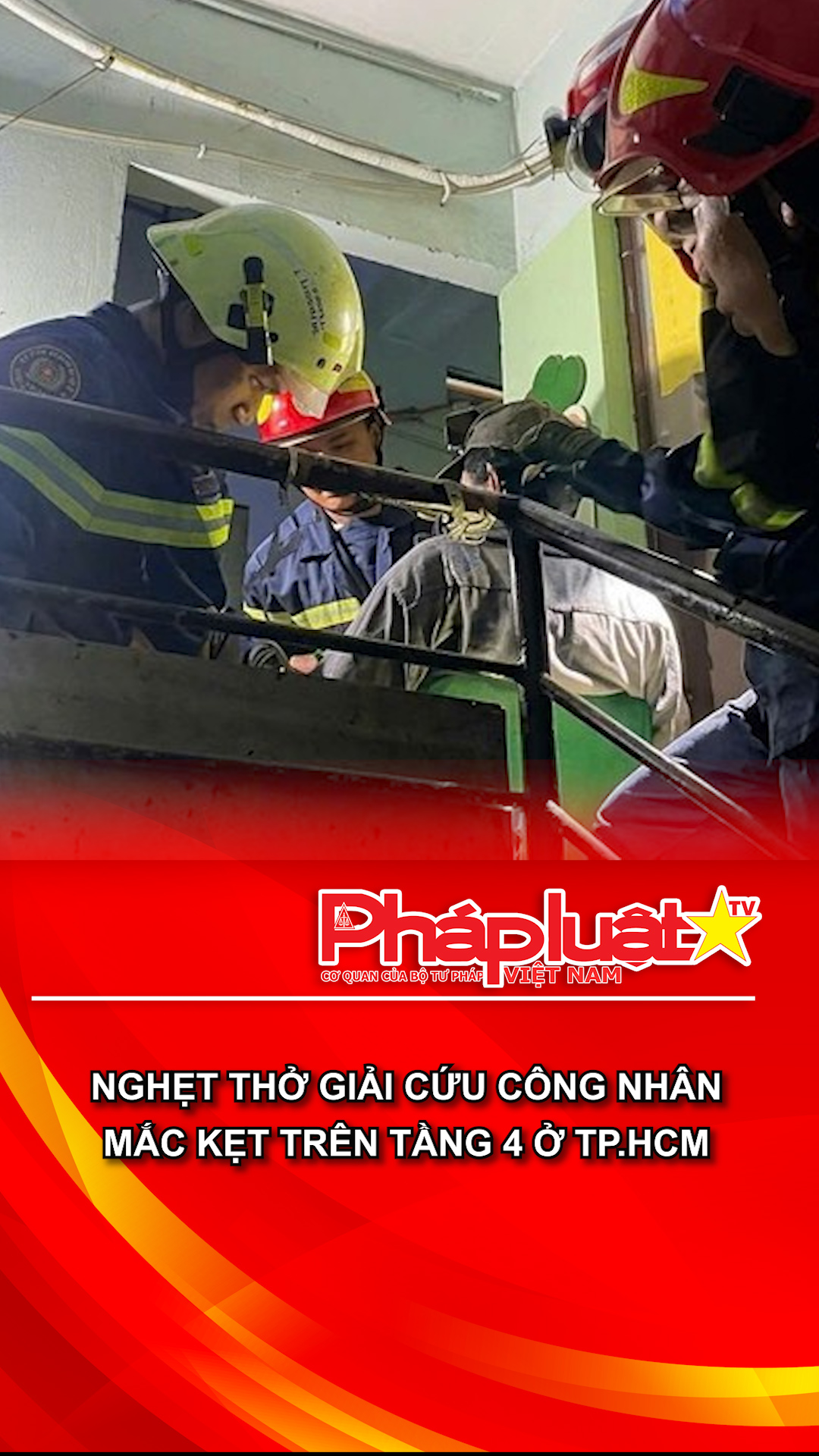 Nghẹt thở giải cứu công nhân mắc kẹt trên tầng 4 ở TP.HCM
