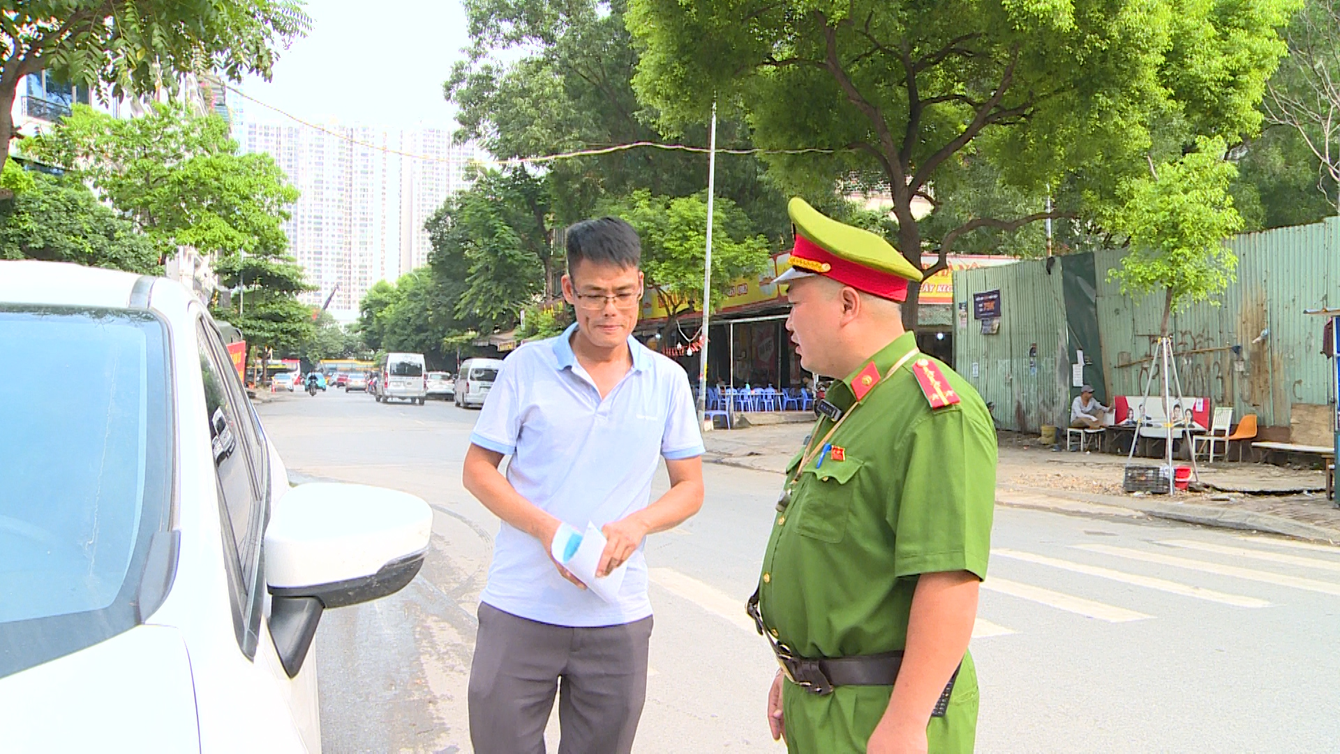 Công an phường Yên Hòa kiên quyết không để tái diễn tình trạng dừng, đỗ xe sai quy định