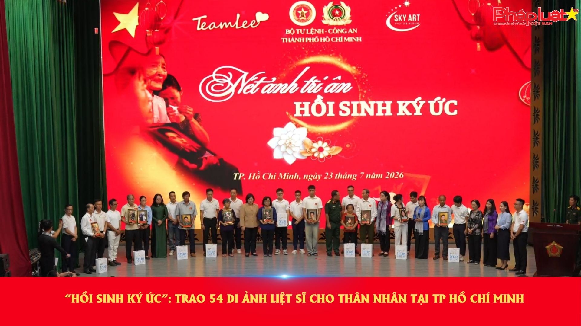 “Hồi sinh ký ức”: Trao 54 di ảnh liệt sĩ cho thân nhân tại TP Hồ Chí Minh