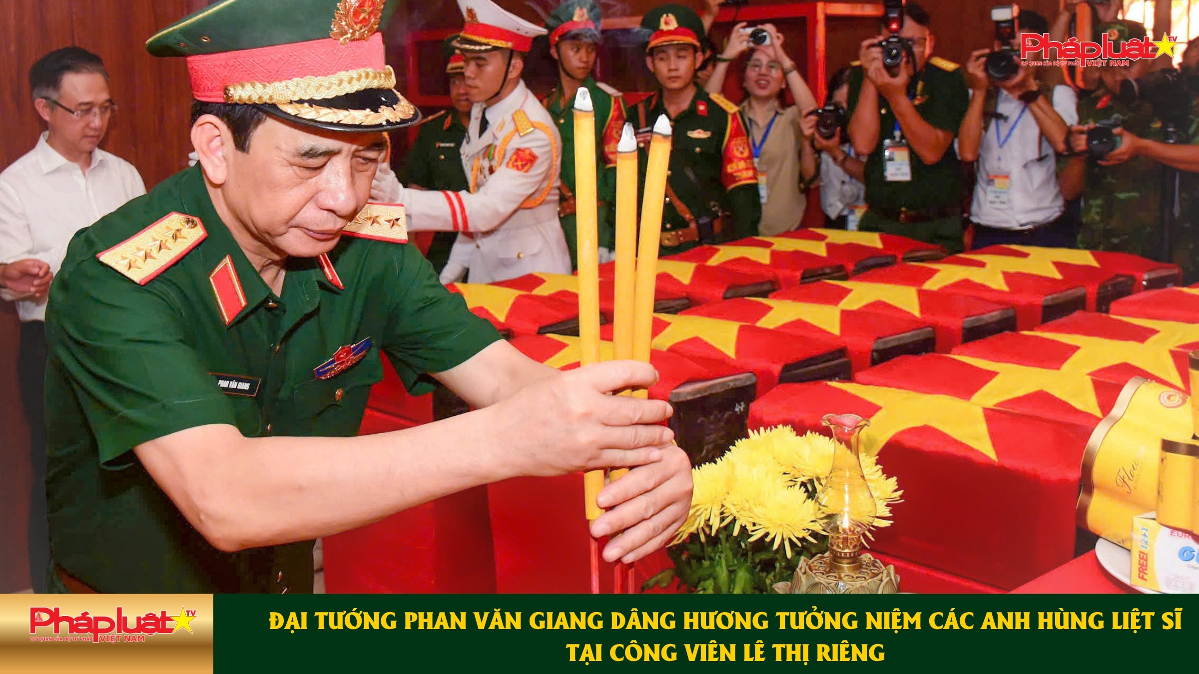 Đại tướng Phan Văn Giang dâng hương tưởng niệm các Anh hùng liệt sĩ tại Công viên Lê Thị Riêng