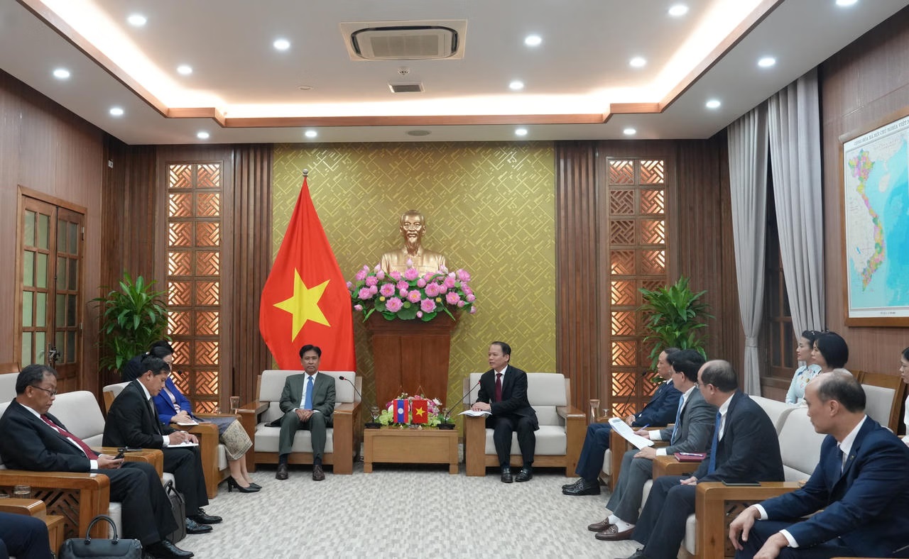 Bộ trưởng Bộ Tư pháp Hoàng Thanh Tùng tiếp Chánh án TAND Tối cao Lào
