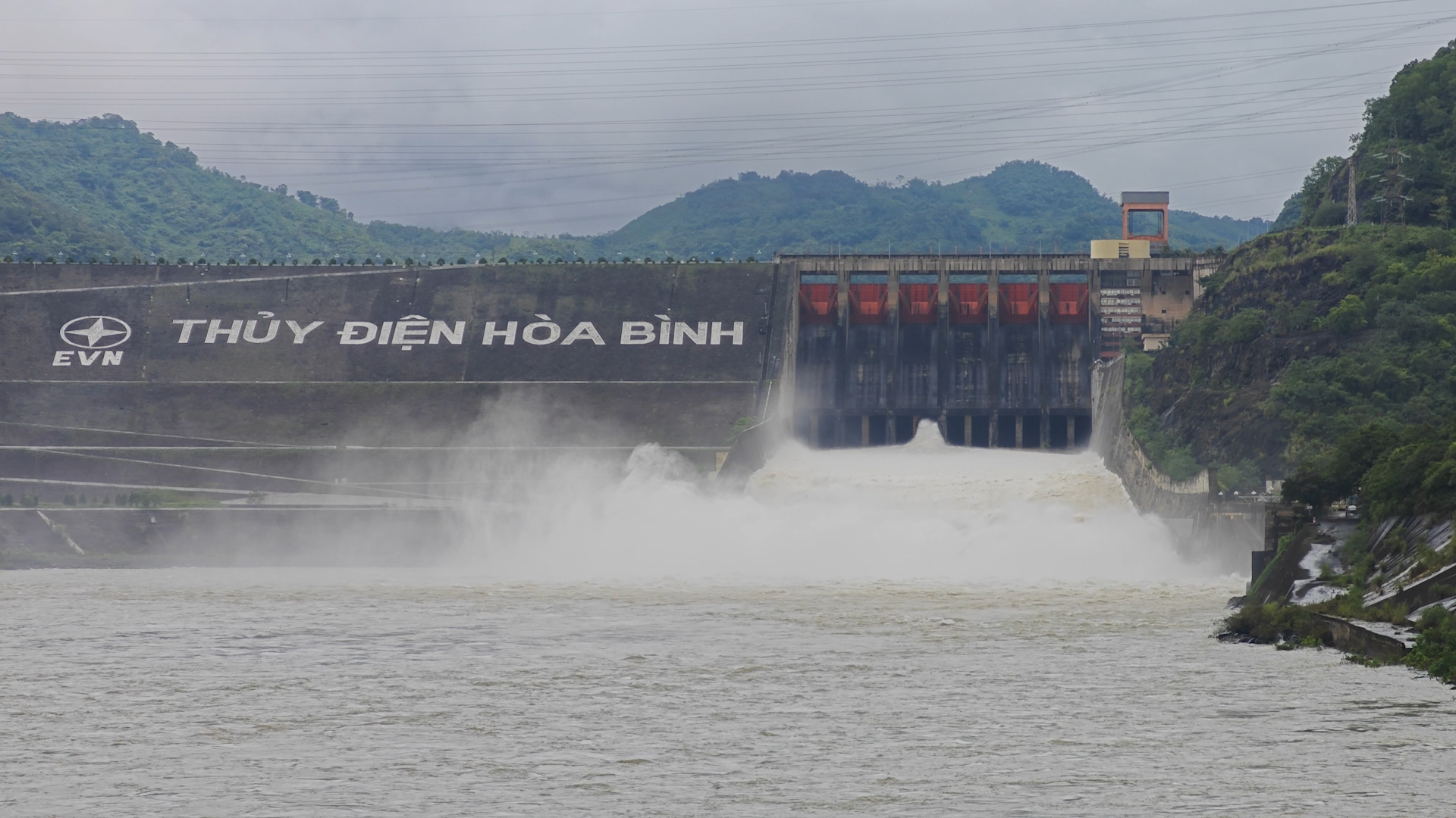 Hồ thủy điện Hòa Bình mở 1 cửa xả đáy, chủ động ứng phó mưa lũ