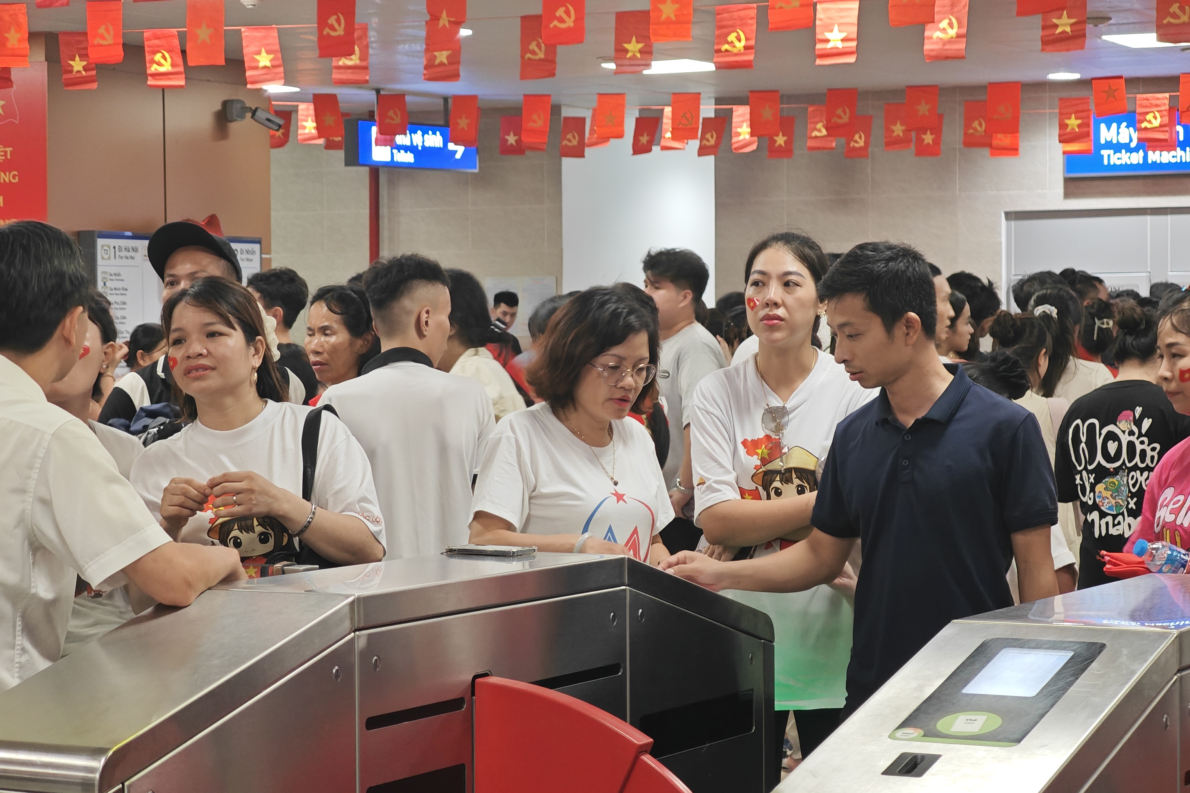 Bản tin An toàn giao thông số 396: Metro Nhổn - Ga Hà Nội đón gần 14,2 triệu lượt khách sau 2 năm vận hành