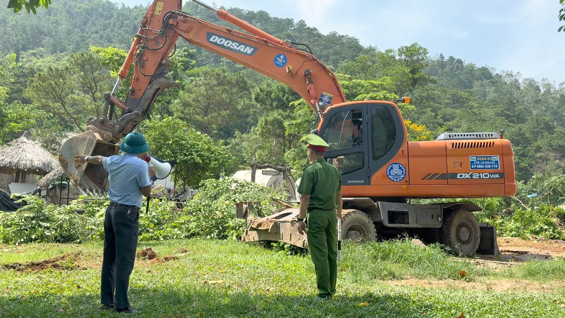 Hà Nội: Ra quân giải tỏa 18 trường hợp vi phạm xây dựng tại hồ Đồng Đò