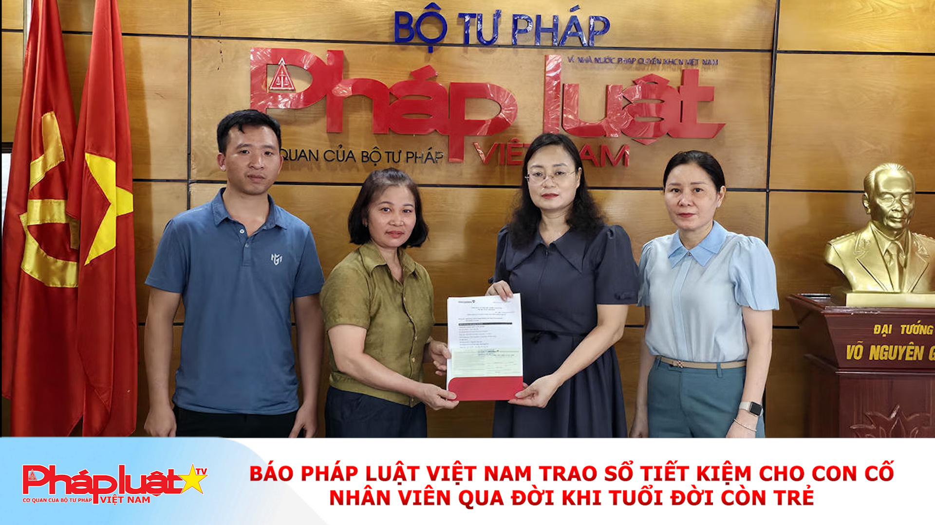 Báo Pháp luật Việt Nam trao sổ tiết kiệm cho con cố nhân viên qua đời khi tuổi đời còn trẻ