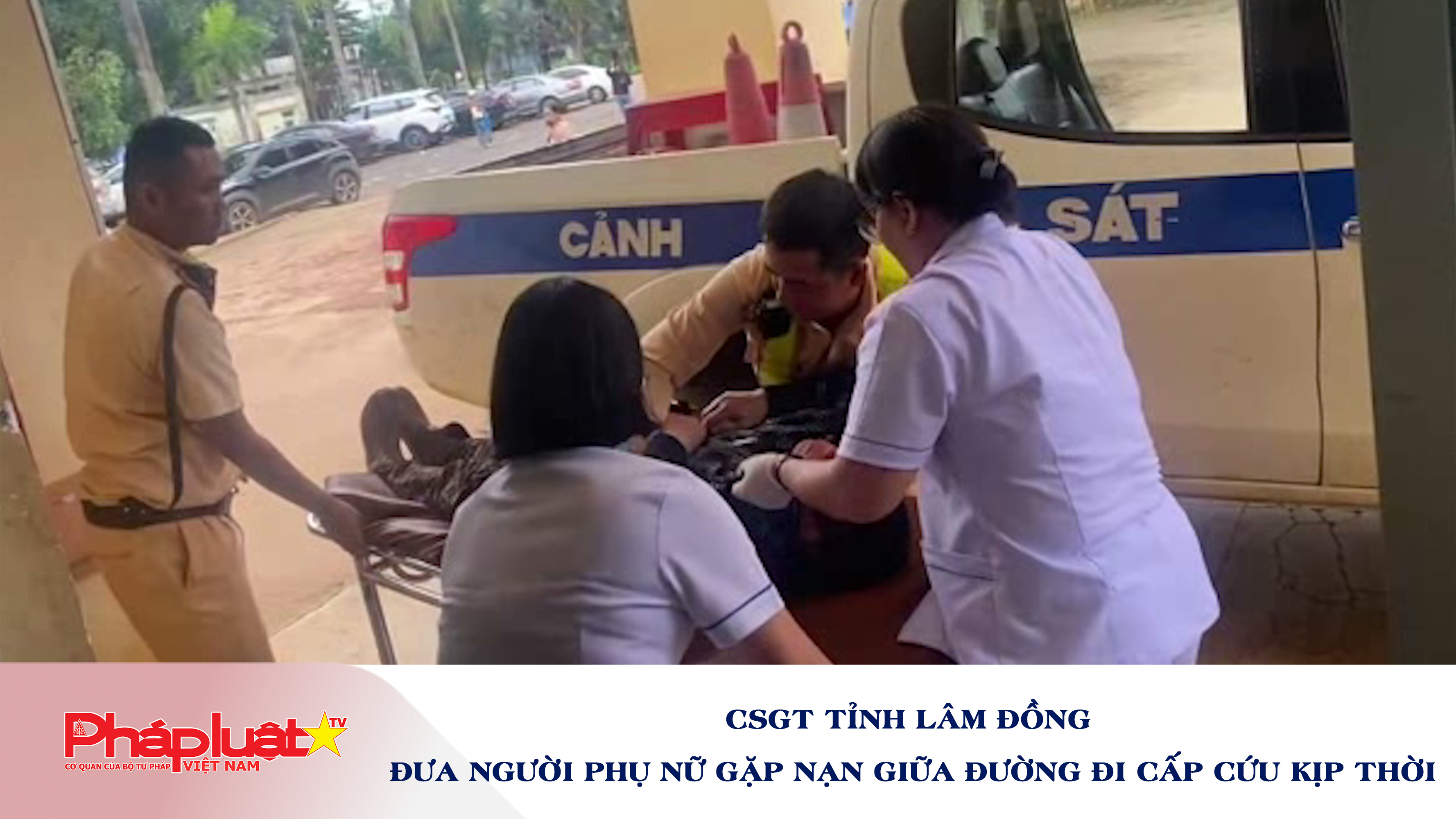 CSGT tỉnh Lâm Đồng đưa người phụ nữ gặp nạn giữa đường đi cấp cứu kịp thời.