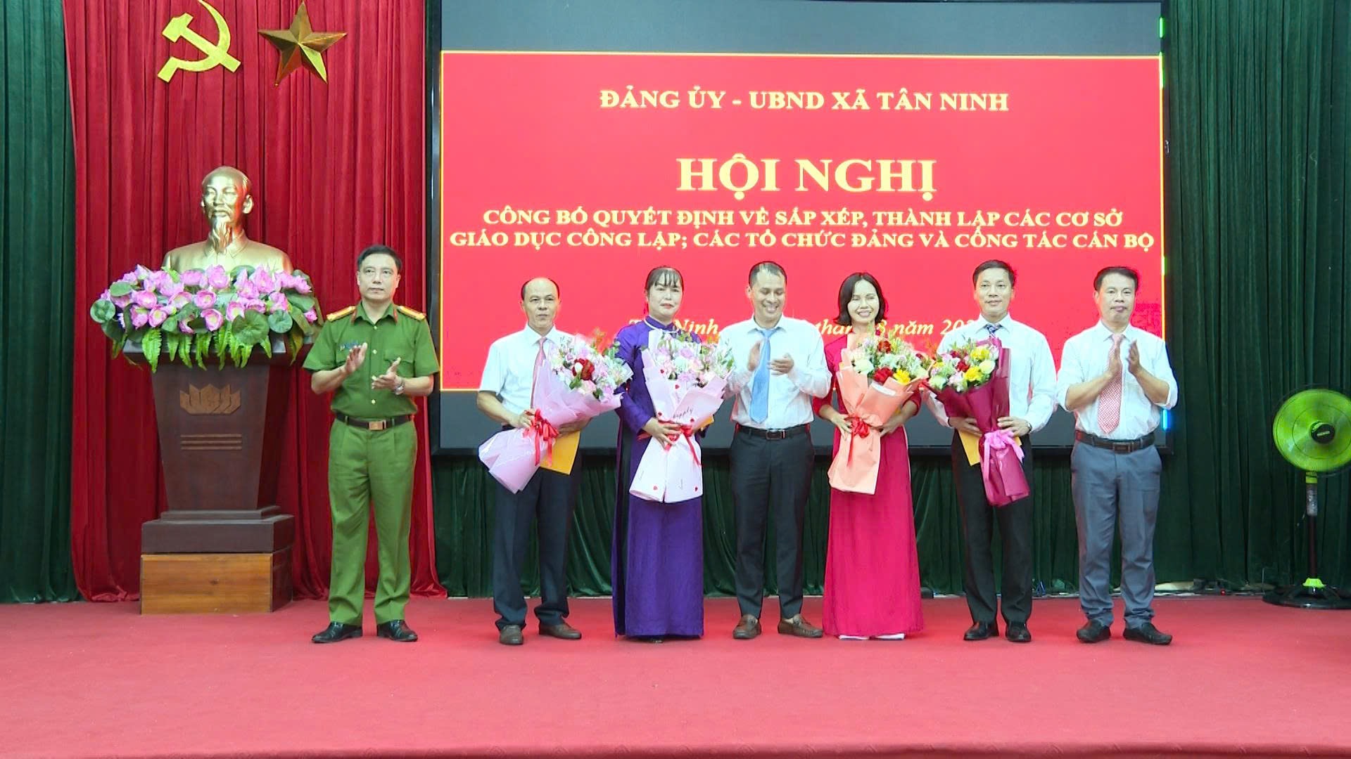 Thanh Hóa: Nhiều địa phương công bố quyết định sắp xếp các trường và công tác cán bộ trên địa bàn.