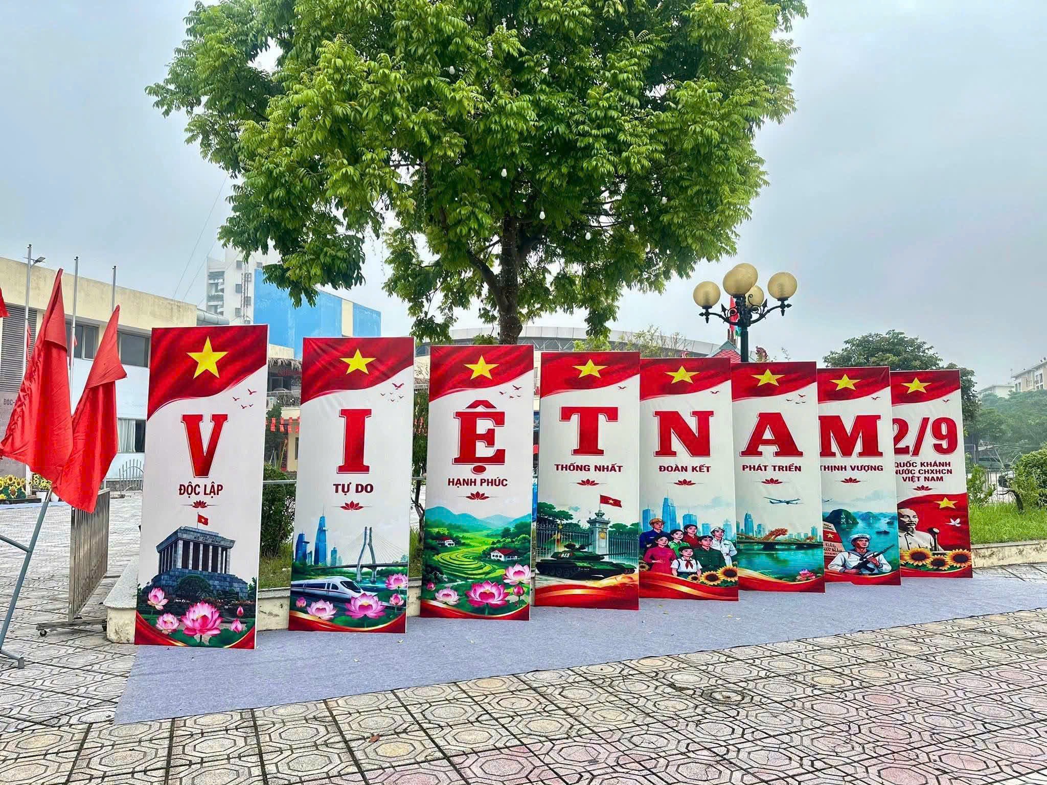 Hà Nội bừng sắc đỏ hướng tới kỷ niệm 81 năm Quốc khánh 2/9