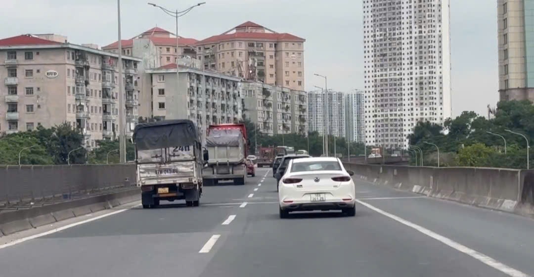 Nhiều tài xế lúng túng trước quy định mới về khoảng cách an toàn 
