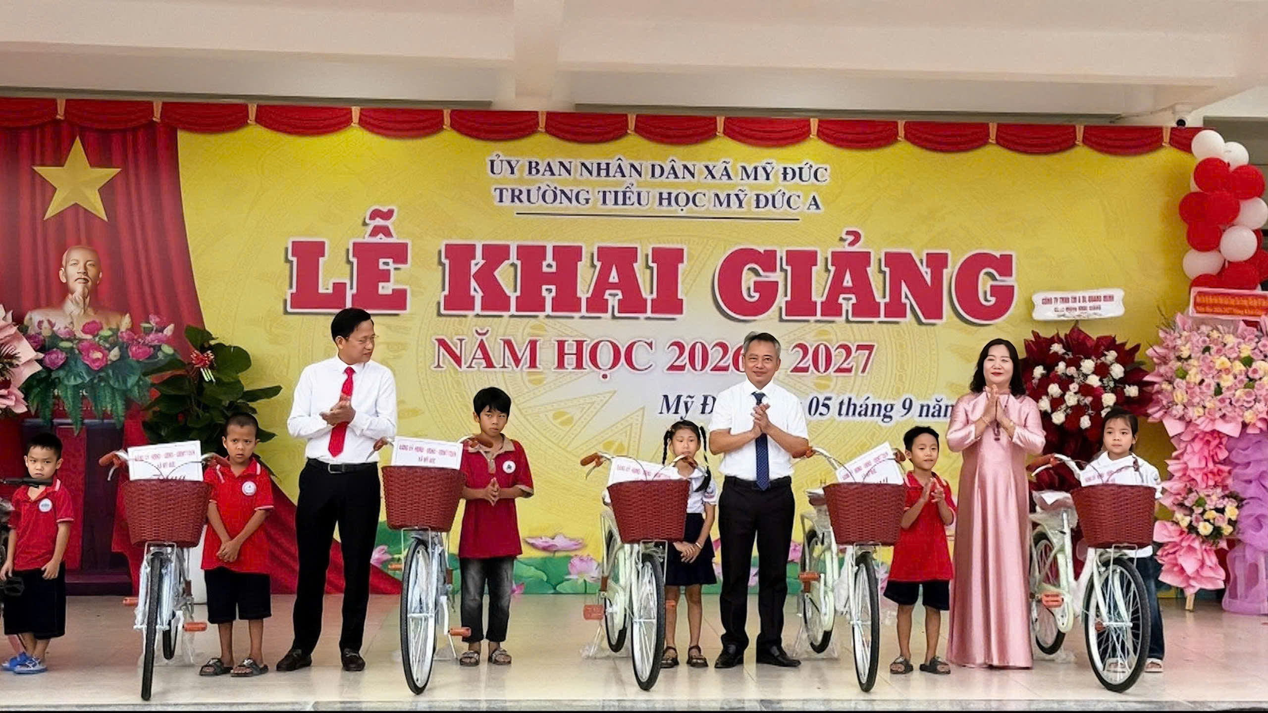Trường THPT Mỹ Đức A tiếp sức cùng học sinh khó khăn trong ngày khai giảng năm học mới