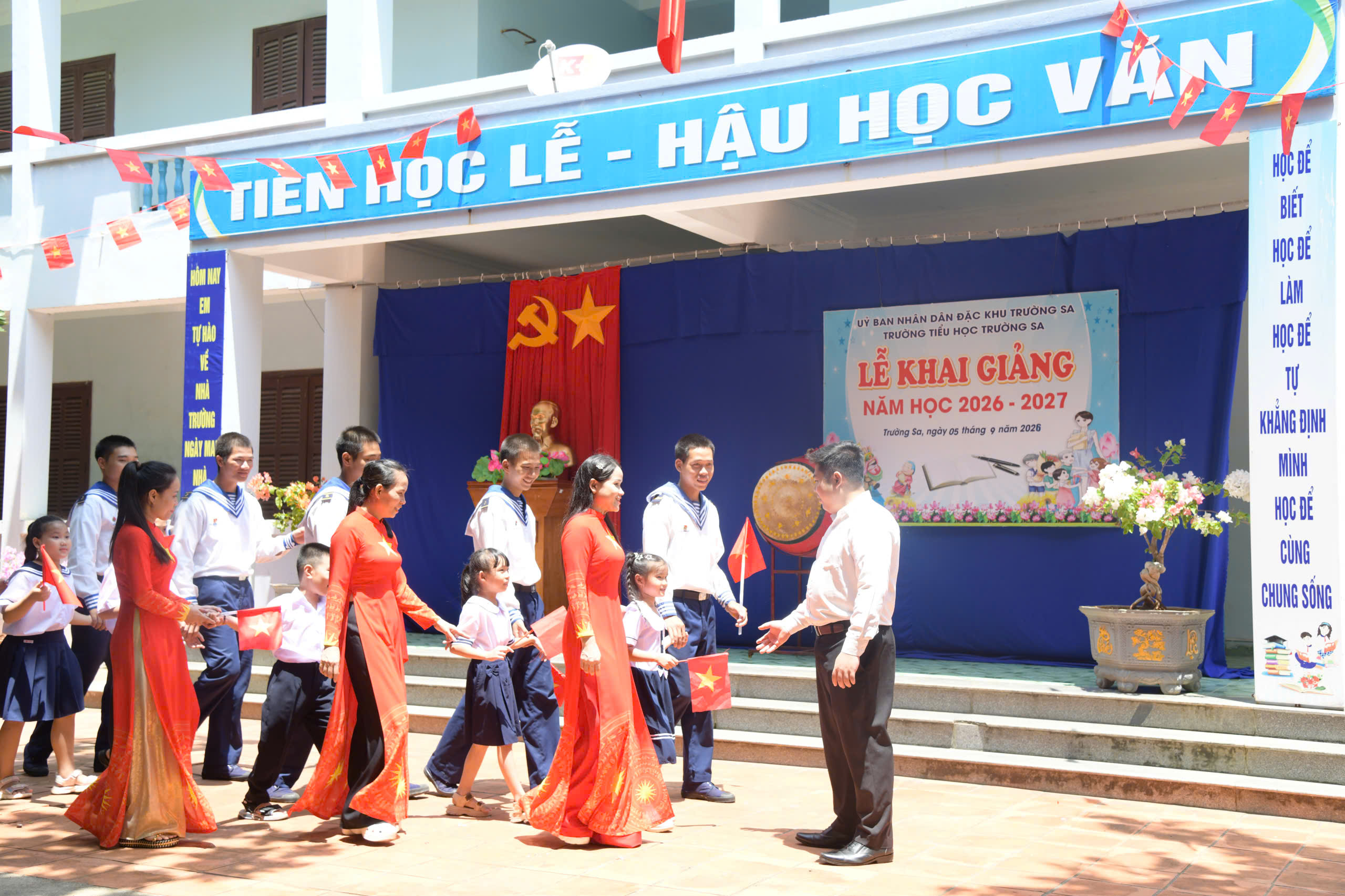 Tiếng trống trường khai giảng vang vọng ở Đặc khu Trường Sa