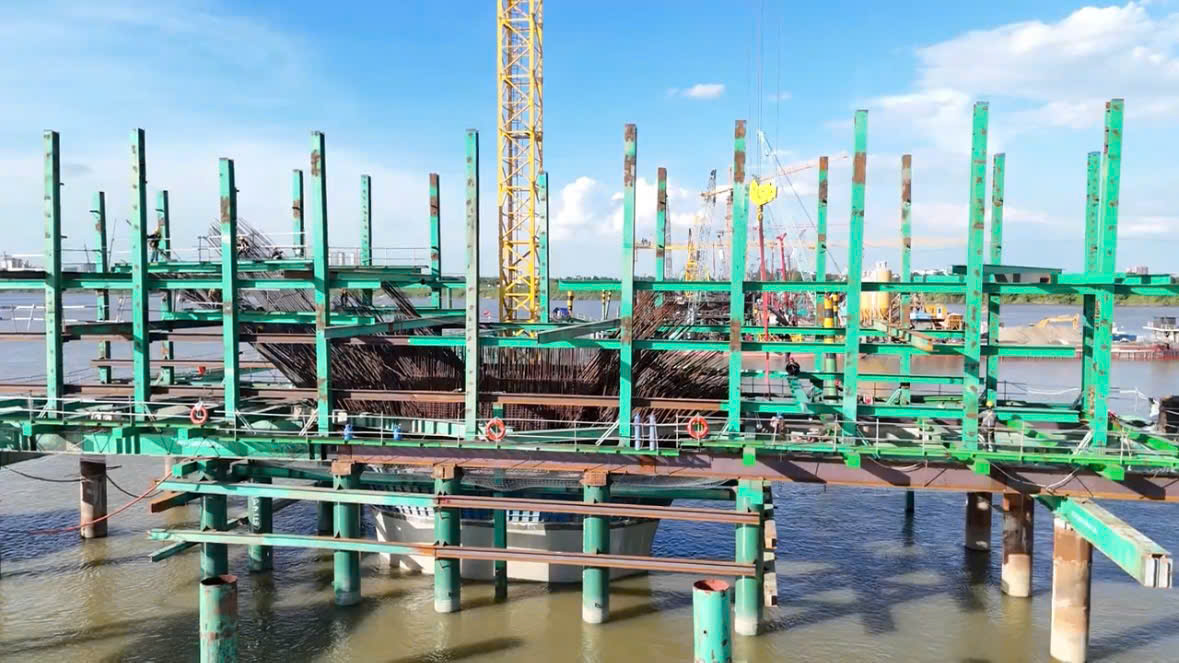 Cầu Trần Hưng Đạo lắp 26.000 tấn thép, dần thành hình “vòm vô cực” trên sông Hồng