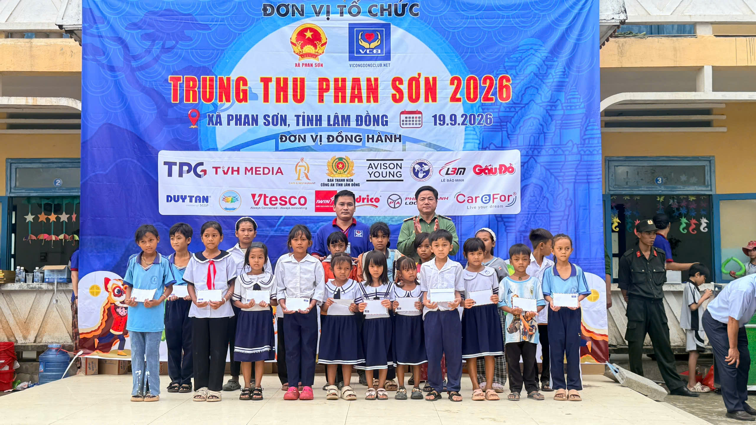 Trung thu ý nghĩa đến với 2.000 em nhỏ tại xã miền núi Phan Sơn