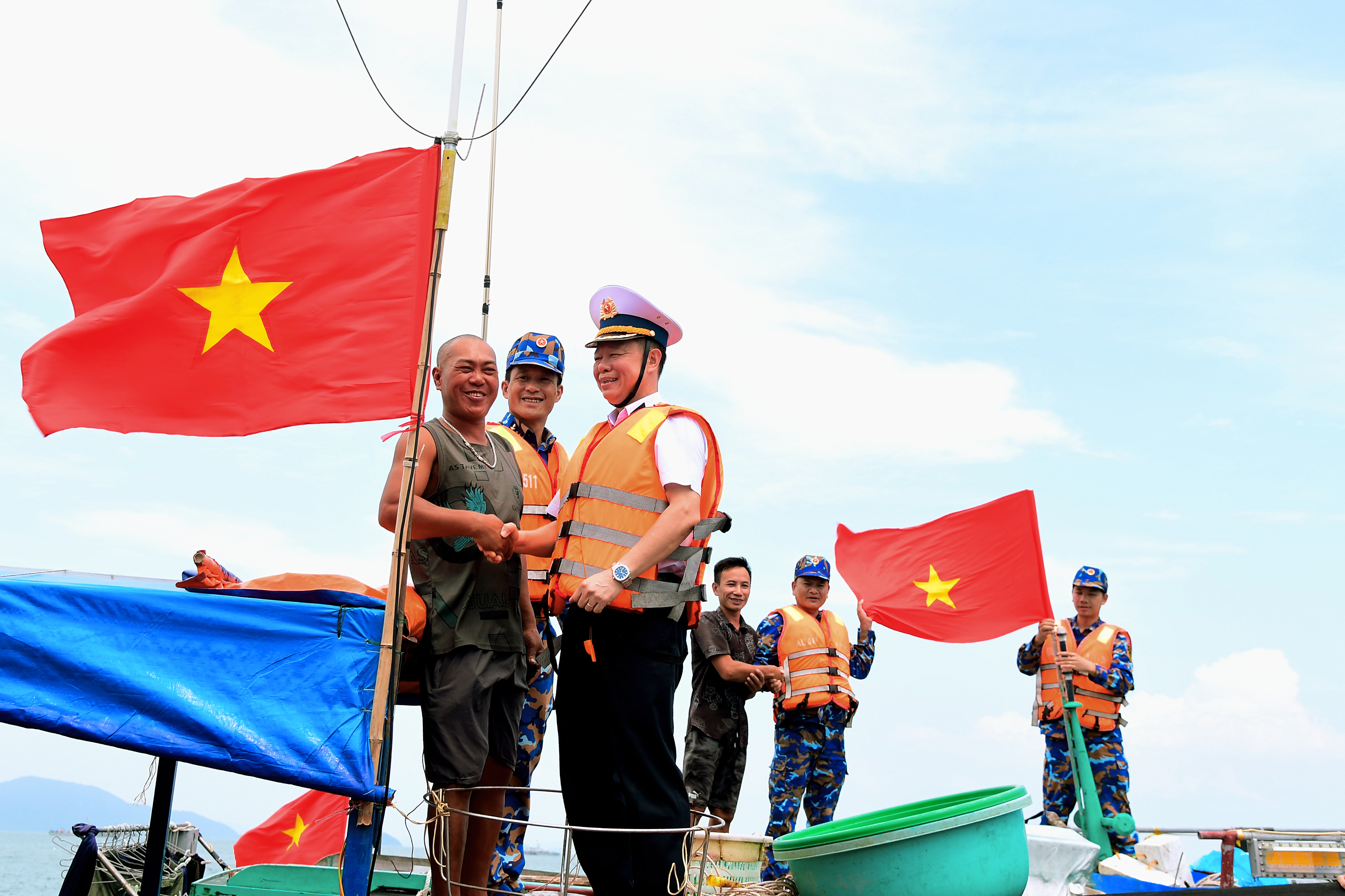 Vùng 1 Hải quân đồng hành cùng ngư dân vươn khơi bám biển, chống khai thác IUU