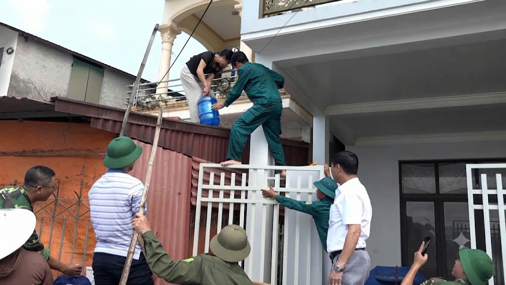 Hà Nội: Vẫn còn 1.560 hộ dân bị cô lập, chờ nước rút