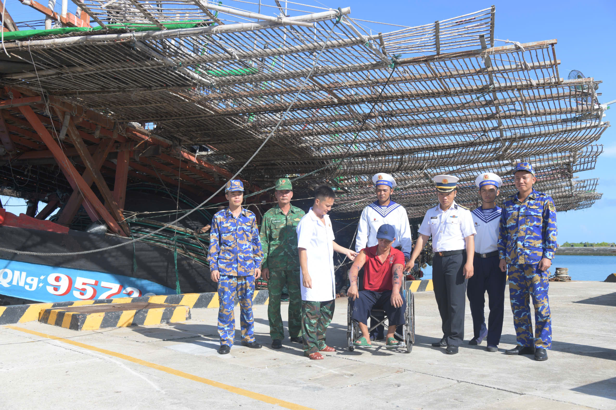 Bệnh xá đảo Trường Sa tiếp nhận, điều trị bệnh cho ngư dân bị viêm da nhiễm khuẩn lan rộng ở hai tay