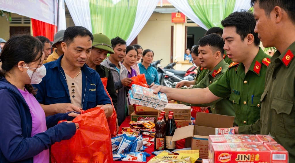Lan tỏa yêu thương từ “gian hàng 0 đồng”