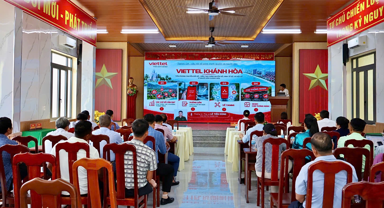 Xã Nam Cam Ranh phối hợp tổ chức tập huấn sử dụng nền tảng số Viettel Tammi OA