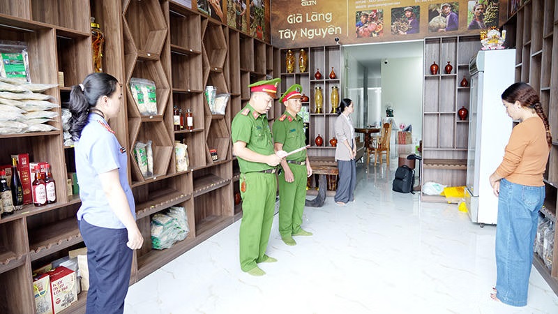 Điểm tin sáng 14/10: Khởi tố vợ chồng chủ kênh “Già làng Tây Nguyên” vì xâm phạm quyền sở hữu công nghiệp