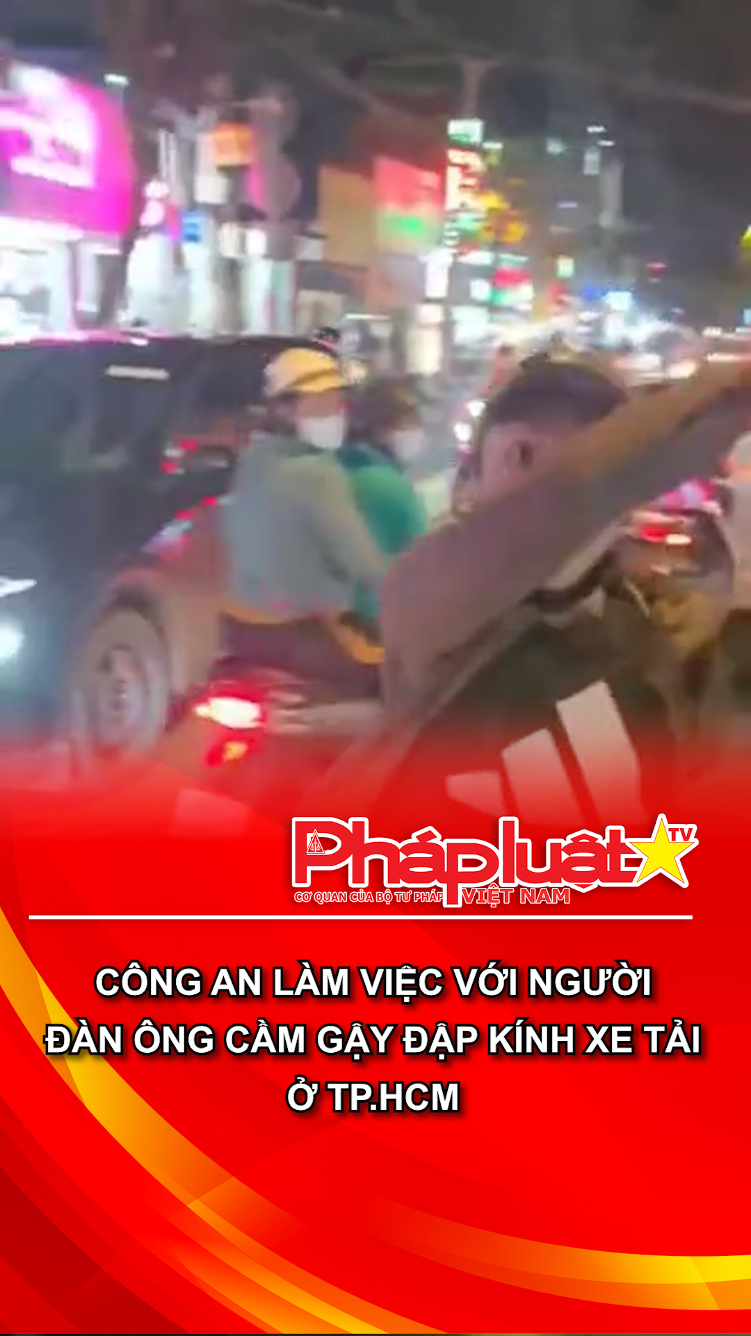 Công an làm việc với người đàn ông cầm gậy đập kính xe tải ở TP.HCM
