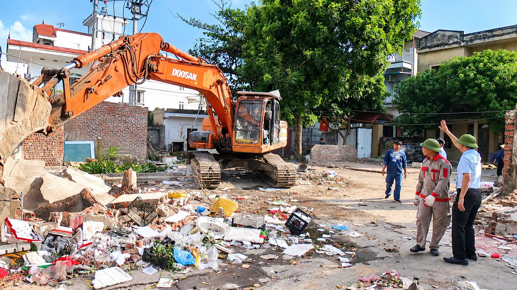 Kiên quyết xử lý vi phạm đất công tại chợ Thái Phù, Sóc Sơn Hà Nội