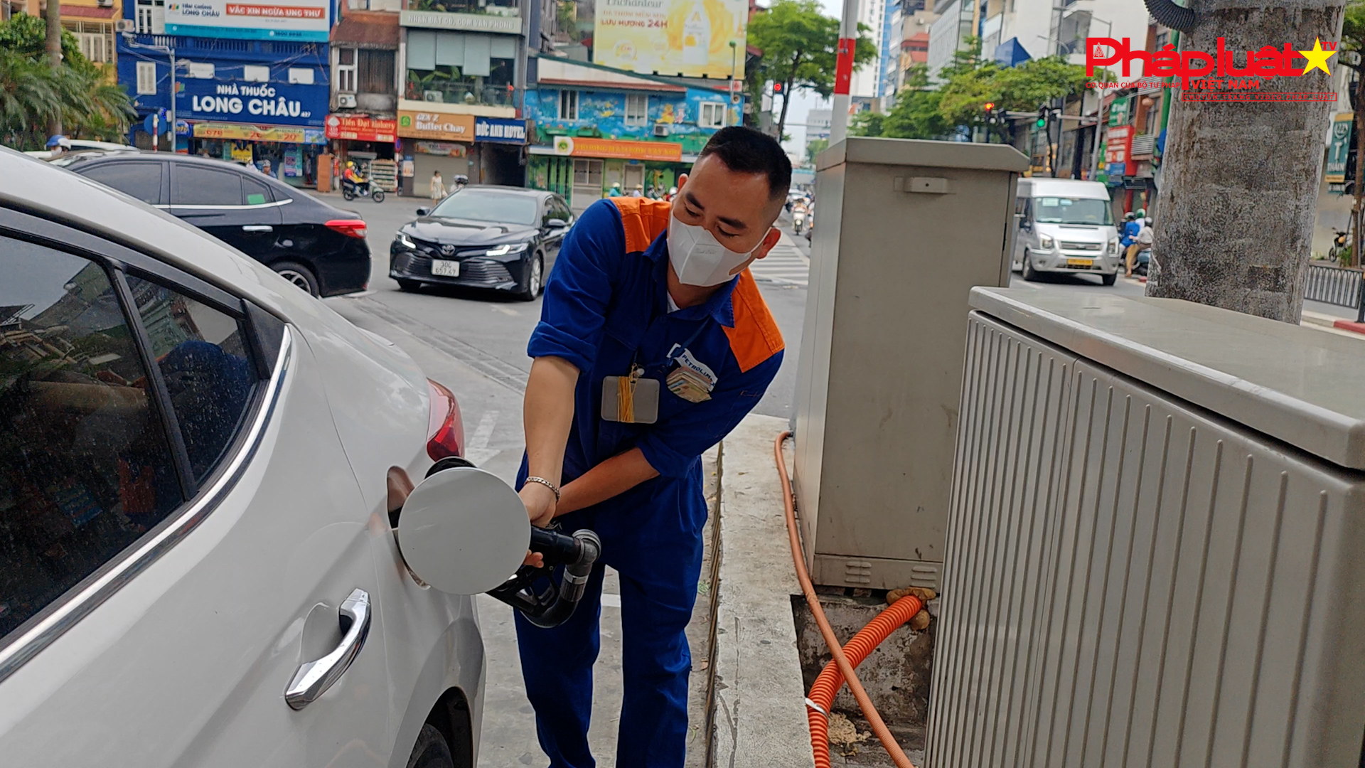 Giá xăng giảm 1.800đ/lít, giá dầu đảo chiều tăng