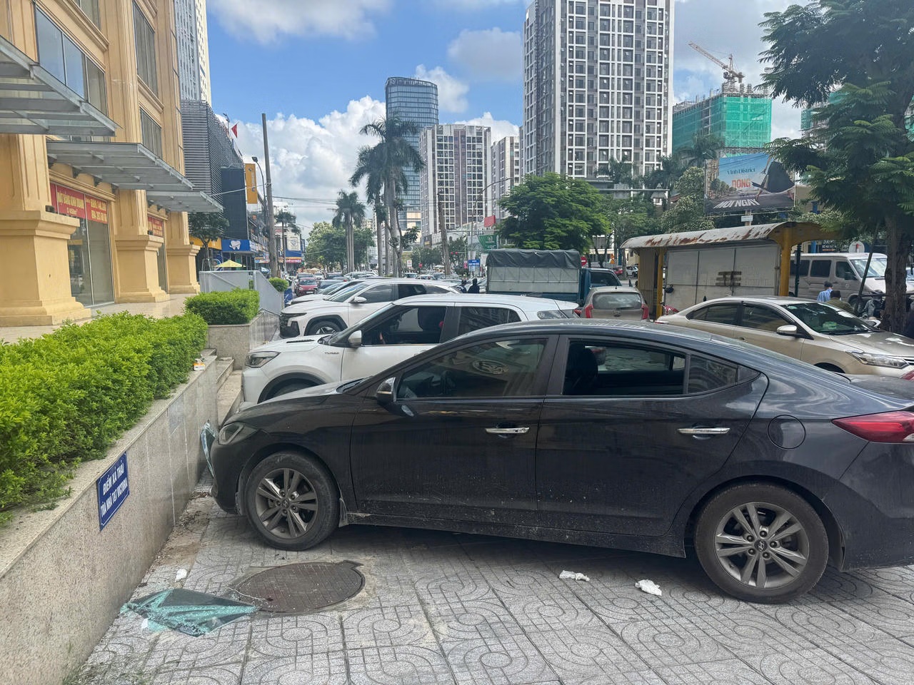 Bắt 3 nghi can đập kính hàng loạt xe  ô tô ở phường Thành Vinh, Nghệ An