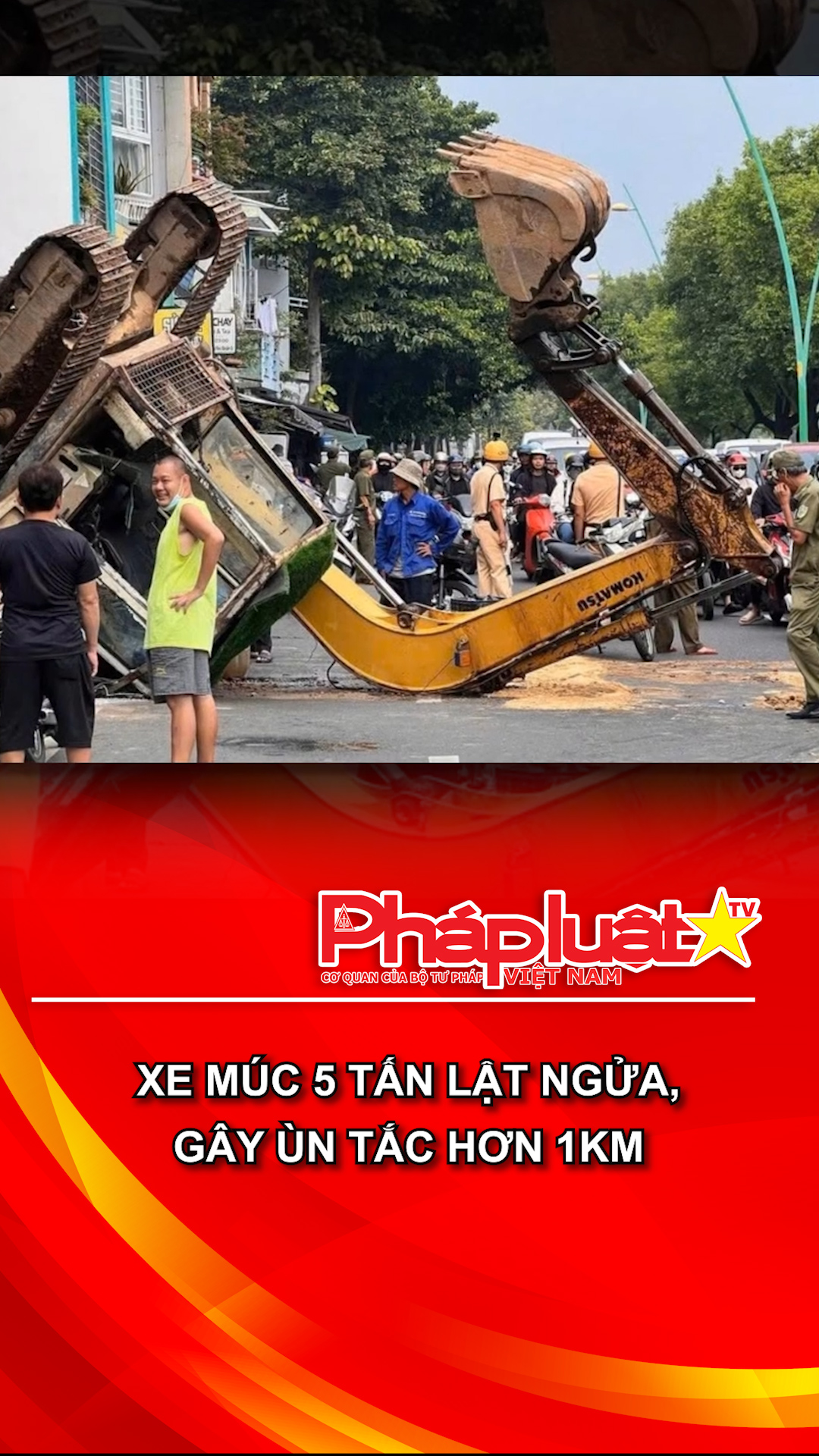 Xe múc 5 tấn lật ngửa, gây ùn tắc hơn 1km
