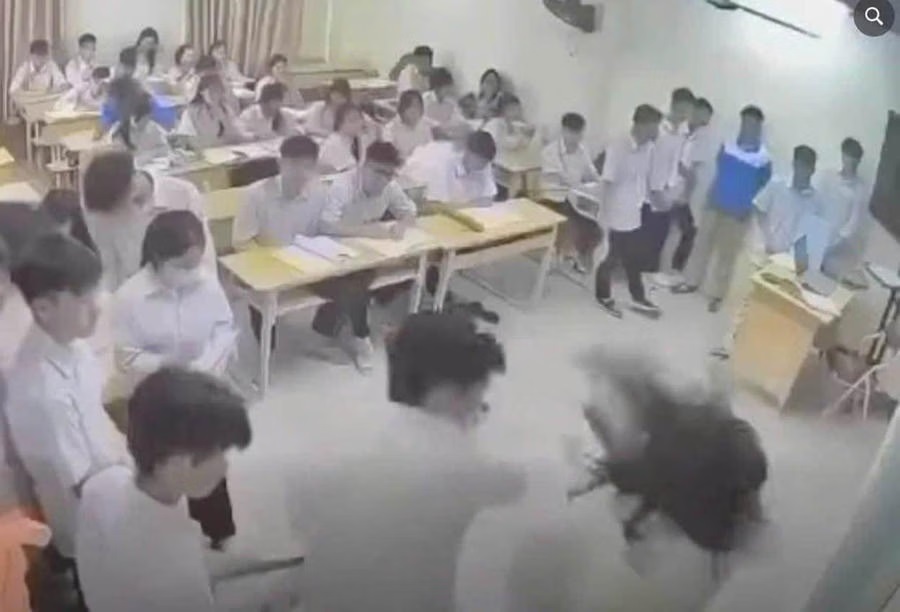  Khởi tố, bắt tạm giam nam sinh đánh cô giáo trên bục giảng