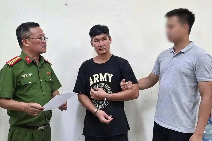 Khởi tố, bắt tạm giam người đàn ông cầm dao truy đuổi cán bộ công an