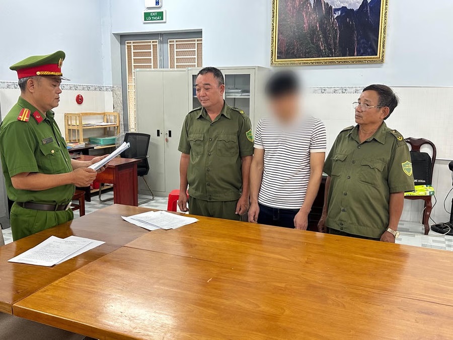 Khởi tố chủ hộ kinh doanh bán quần áo giả mạo nhãn hiệu