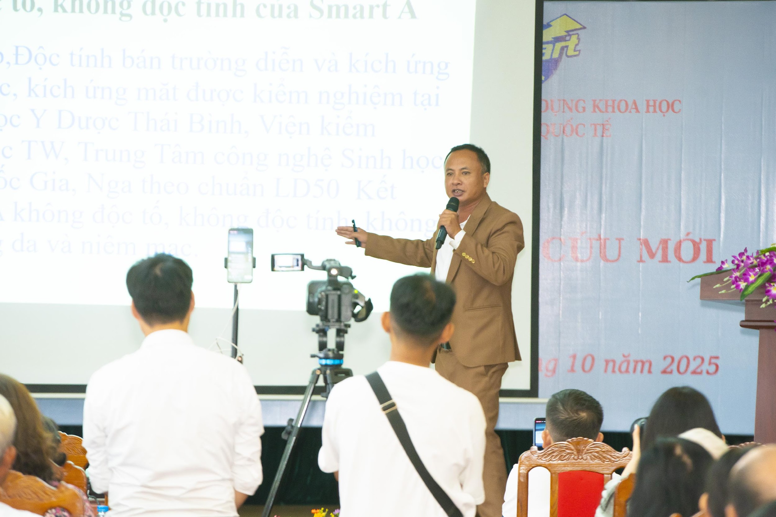 Ông Hà Văn Nam – Tổng Giám đốc Công ty TNHH Ứng dụng Khoa học Công nghệ Quốc tế chia sẻ tại Hội thảo.