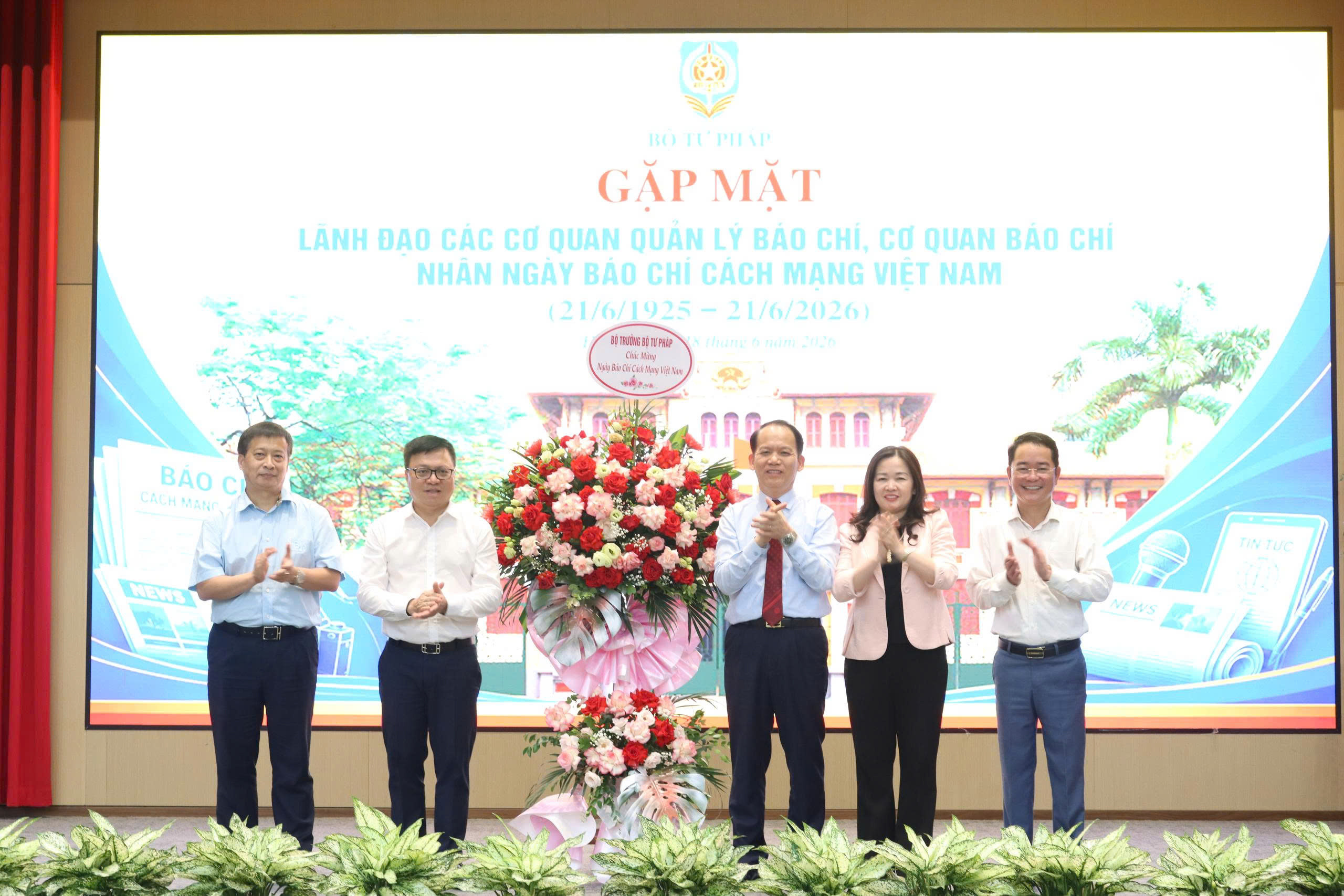 bo-truong-hoang-thanh-tung-thay-mat-lanh-dao-bo-tu-phap-tang-hoa-chuc-mung-dai-dien-lanh-dao-cac-co-quan-bao-chi-019edab92cdb7fd89b2618309246b58f