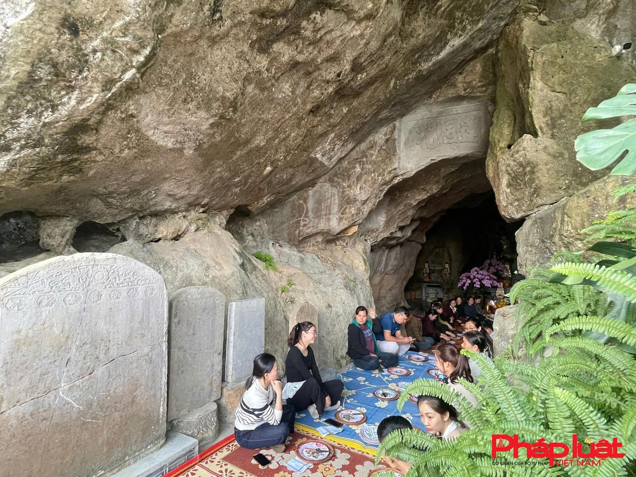 Chiêm bái ma nhai các vị La Hán vừa đón nhận bằng công nhận Bảo vật quốc gia ở Ninh Bình