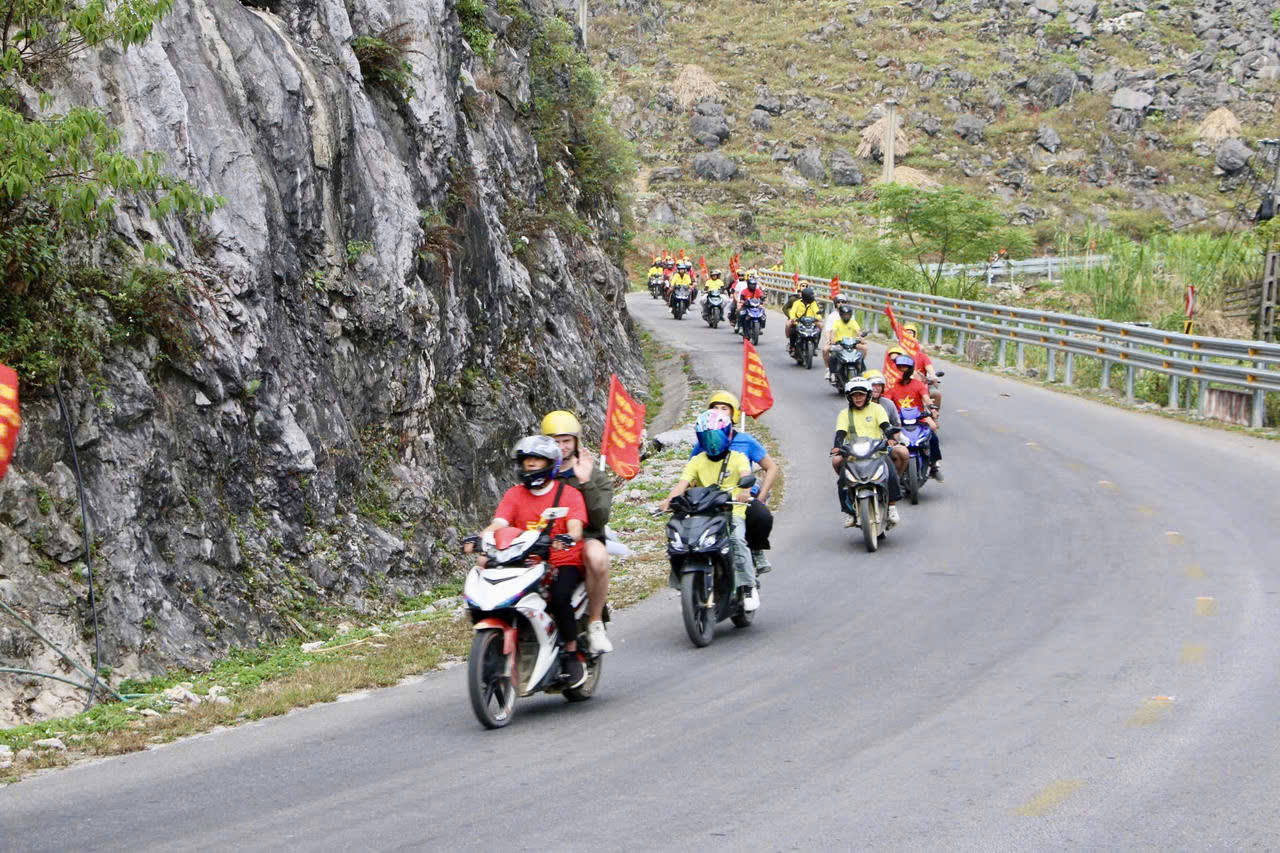 Đoàn 100 mô tô vượt Mã Pì Lèng, đánh thức tiềm năng du lịch vùng cao Tuyên Quang